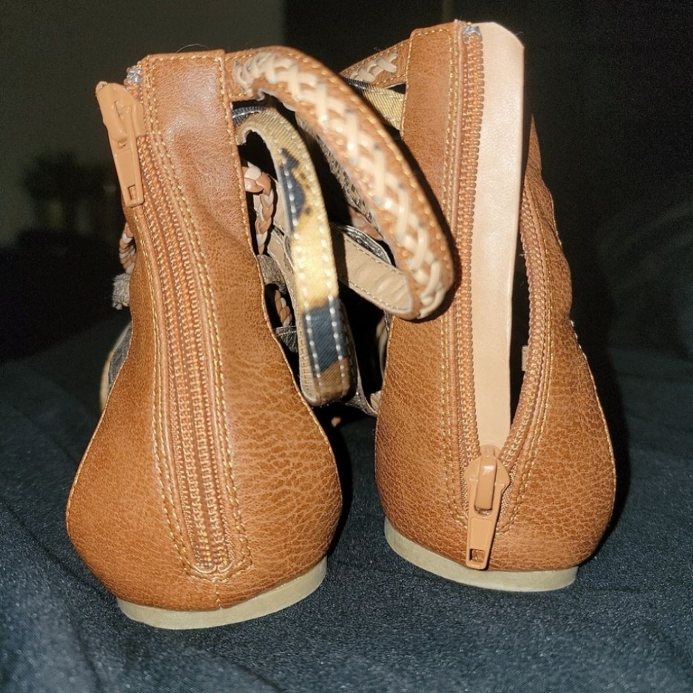 Call it Spring sandals - Picture 3 of 5